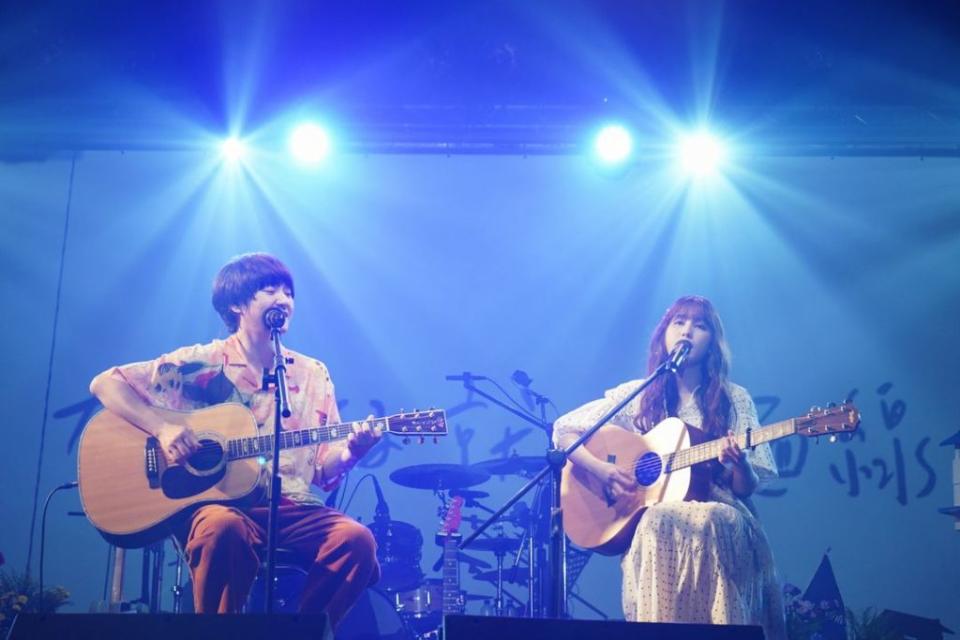 旺福小民（左）與琳誼獻上《蚵仔麵線》男女合唱版。（圖／相映國際提供）