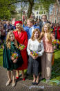 <p>Incluso en actos más protocolarios, Guillermo y Máxima visten a sus hijas de formas muy diferentes. La mayor de la familia luce pantalones en esta imagen, la mediana un conjunto de blusa y falda y la pequeña con un vestido más acorde a sus 11 años. (Foto: Gtres). </p>