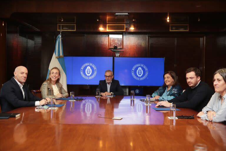 (De izq a der) Leonardo Busso, secretario de Calidad en Salud; Eva Jané Llopis, representante de la OPS/OMS en la Argentina; Mario Russo, ministro de Salud; Angela Gentile, presidenta de la Conain; Andrés Scarsi, secretario de Acceso y Equidad en Salud, y Silvia Prieri, jefa de Gabinete del Ministerio de Salud. 