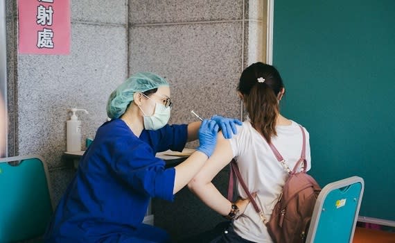 新竹市二十至日十九歲青壯年染疫人數最多，提醒民眾完整接種三劑疫苗，以達群體免疫力。（記者曾芳蘭攝）