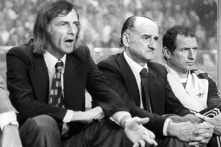 César Luis Menotti, en el banco de la selección; a su lado, el médico Rubén Oliva y el preparador físico Ricardo Pizzarotti