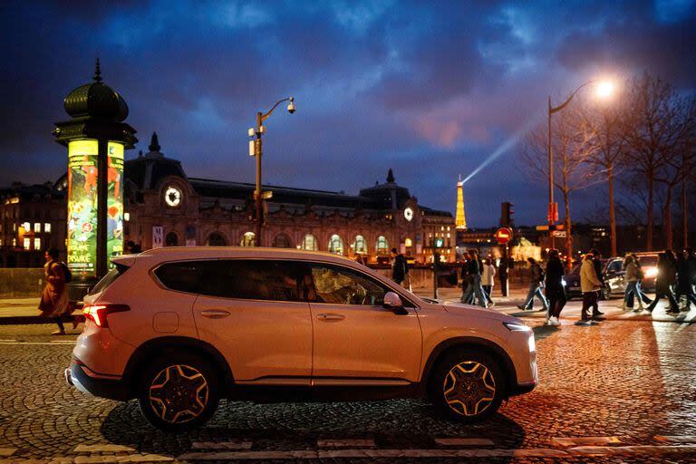 Los parisinos votaron el domingo para sacar las camionetas SUV de las calles de la capital francesa al hacer que estacionarlas sea mucho más caro. (Dimitar DILKOFF / AFP)