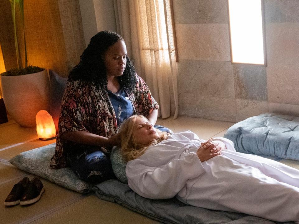 Natasha Rothwell and Jennifer Coolidge in The White Lotus season one (HBO)