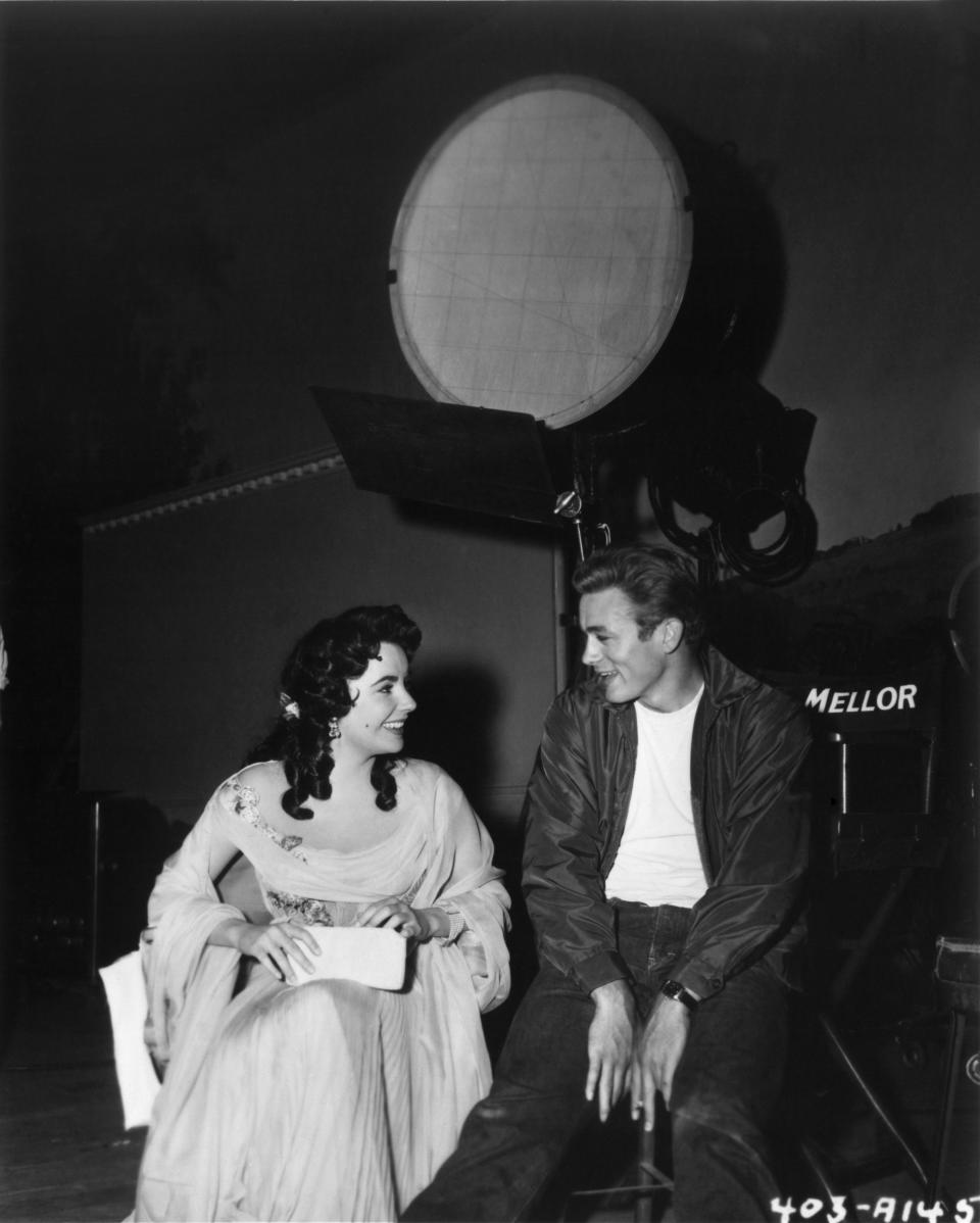 Nuestra protagonista trabajó con James Dean en ‘Gigante’ (1956). Aquí les vemos a los dos en una imagen del rodaje. (Foto: Michael Ochs Archives / Getty Images).