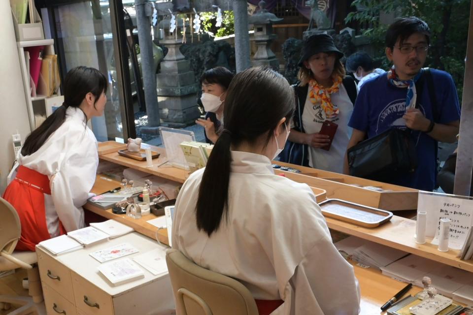 東京的小野照崎神社，巫女們正準備御朱印，上面有優雅的書法和當季的圖畫。美聯社