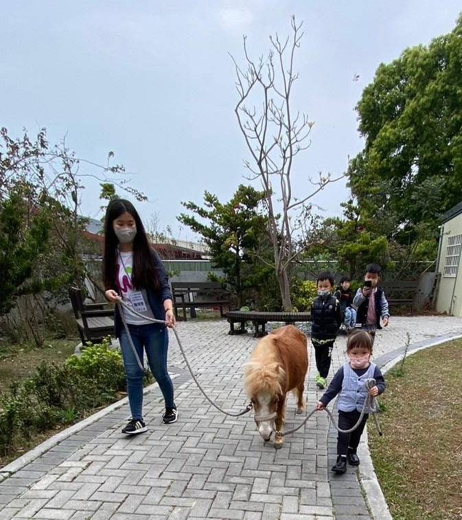 園內萌寵迷你馬BLAZE與退役犬鐡雄將備迎接民眾到來。   圖：大甲仁馨樂活園區/提供