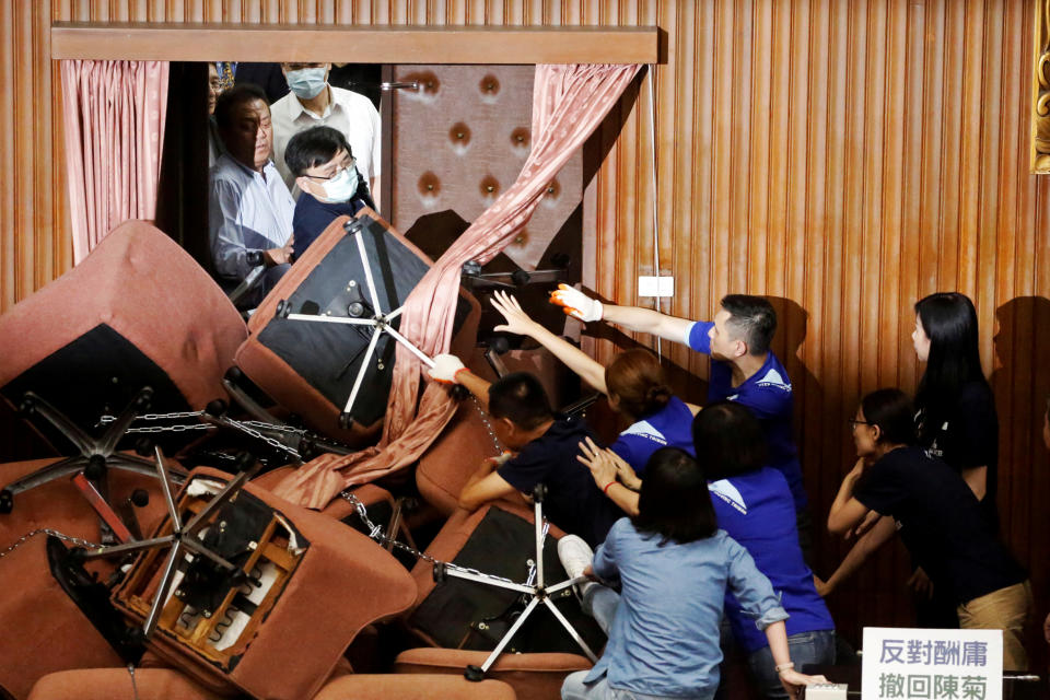 Barricadas, enfrentamientos y peleas en el Parlamento de Taiwán