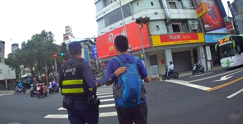 西區洪健雄熱心警員協助視障青年過馬路。（圖/記者和運翻攝）