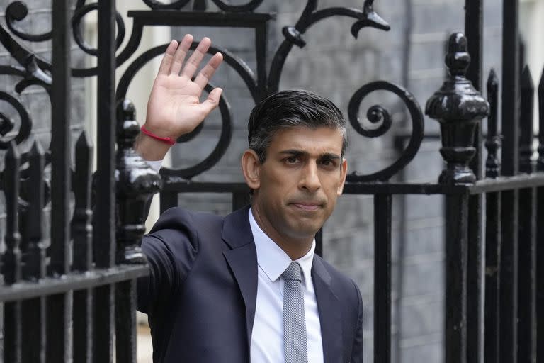 British Prime Minister Rishi Sunak waves from the steps after delivering a speech at 10 Downing Street in London, Tuesday, Oct. 25, 2022. New British Prime Minister Rishi Sunak arrived at Downing Street Tuesday after returning from Buckingham Palace where he was invited to form a government by Britain's King Charles III. (AP Photo/Kirsty Wigglesworth)