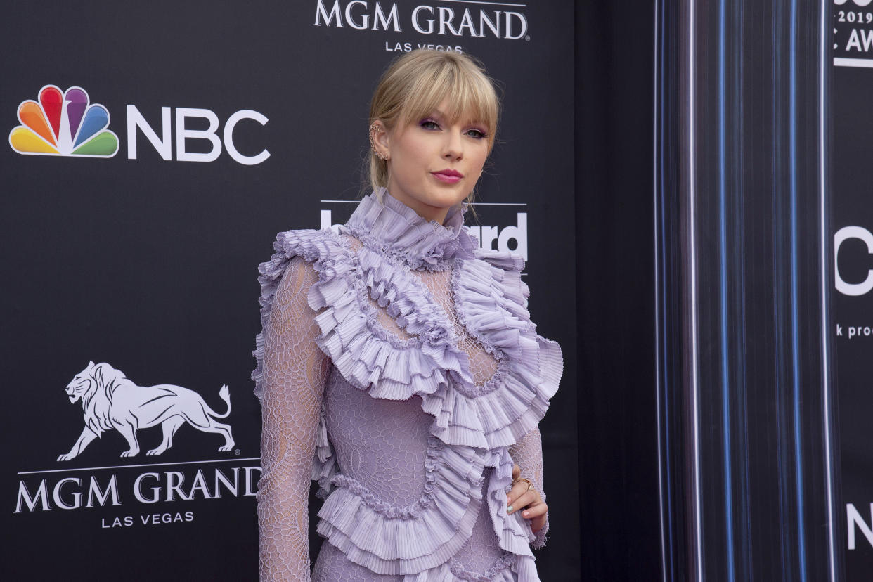 Merchandise-Produkte von Taylor Swift enthalten einen Rechtschreibfehler. Absicht oder Versehen? (Bild: Daniel Torok/Patrick McMullan via Getty Images)