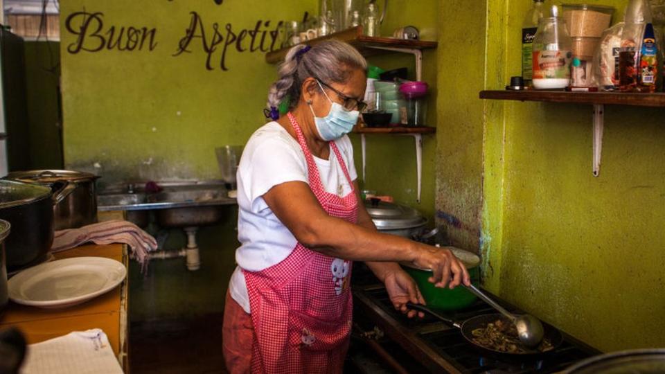 Mujer cocinando