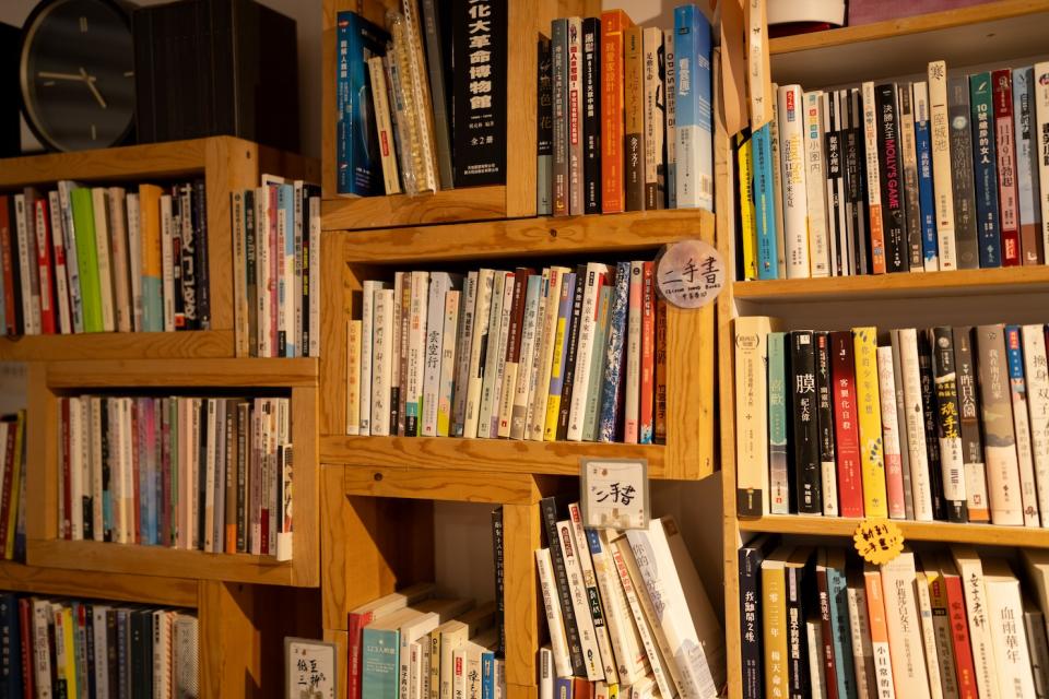 「夕拾x閒社」以二手書起家，現時店內仍設有二手書書架。
