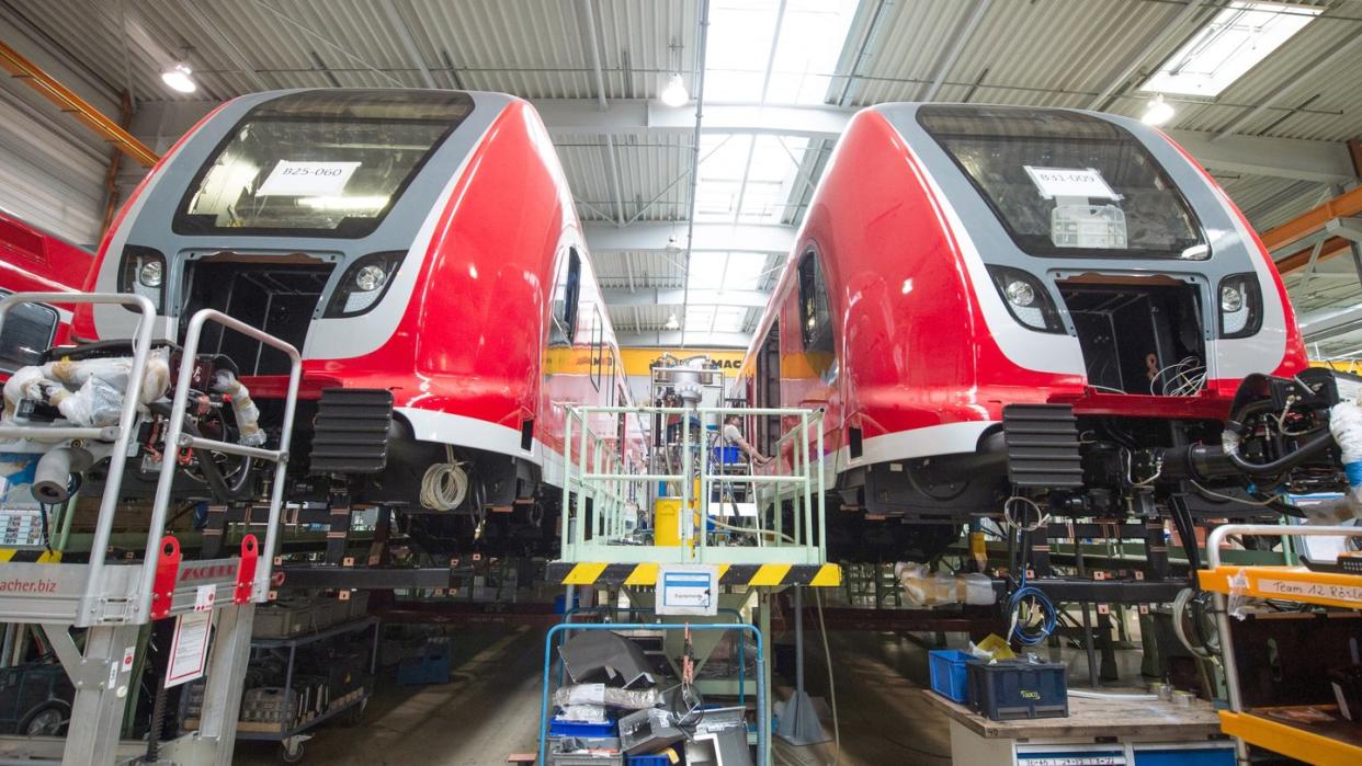 Bahnwaggons stehen in einer Bombardier-Werkhalle im sächsischen Görlitz.