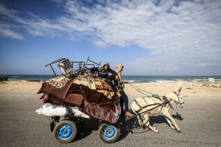 Dans la bande de Gaza, des Palestiniens fuient Khan Younès vers Rafah, le 25 janvier 2024, alors que les combats entre Israël et le Hamas font rage. . PHOTO AFP