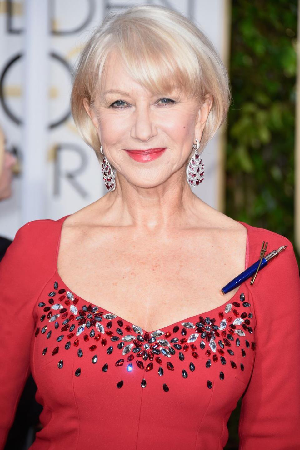 <h3>海倫米蘭 Helen Mirren</h3><p>由於在電影《黛妃與女皇》完美詮釋伊麗莎白二世，海倫米蘭贏得奧斯卡最佳女主角獎，這使得許多人一想到她，就立刻與女王和英國皇室畫上等號。但你可能不知道，其實早在尚未飾演伊麗莎白二世的 2003 年，海倫米蘭就已獲頒大英帝國爵級司令勳章。</p><cite>Getty Images</cite>