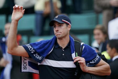 Tennis - French Open - Roland Garros - John Isner of the U.S. v Andy Murray of Britain - Paris, France - 29/05/16. John Isner leaves the court. REUTERS/Pascal Rossignol