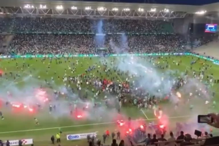 Los enardecidos hinchas de Saint Etienne reaccionaron de la peor manera tras el descenso de su equipo