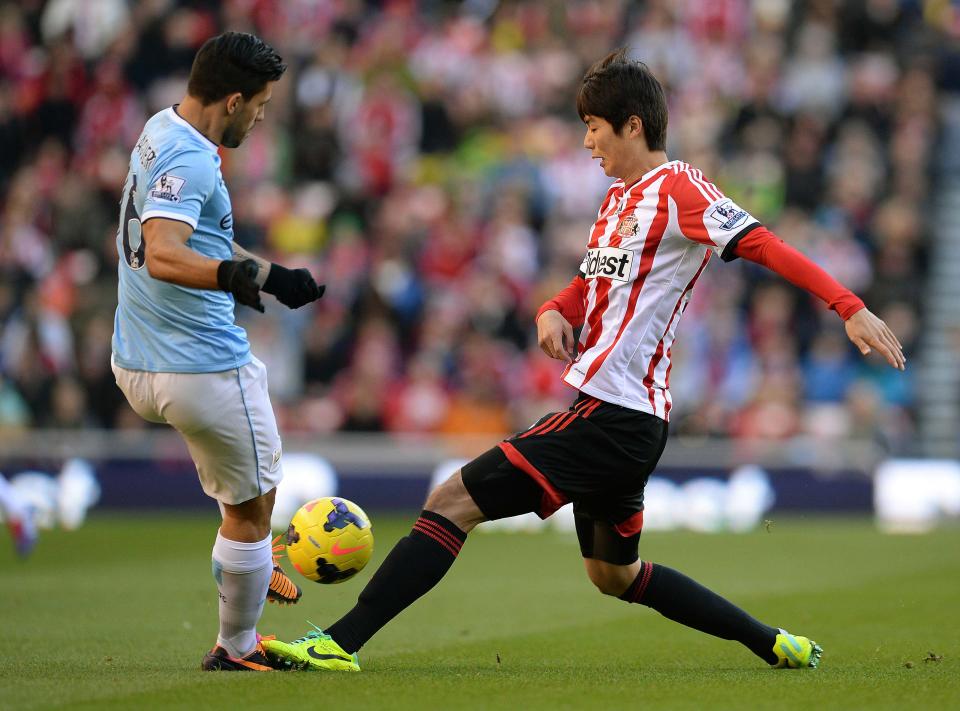 Manchester City's Sergio Aguero (L) challenges Sunderland's Ki Sung-yueng during their English Premier League soccer match at The Stadium of Light in Sunderland, northern England, November 10, 2013.