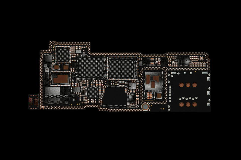 圖／2025年，所有 Apple 設計的印刷電路板，包括所有主機板，都將採用 100% 再生鍍金和 100% 再生錫焊料。(Apple提供)