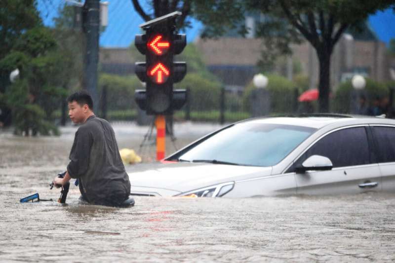 2021年7月20日，中國河南省鄭州一帶遭受洪水侵襲。 （美聯社）
