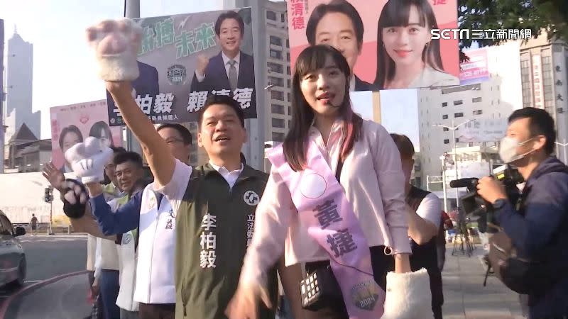 黃捷一大早到路口與早起出門上班的選民拜票，民進黨黨團議員大陣仗陪同。