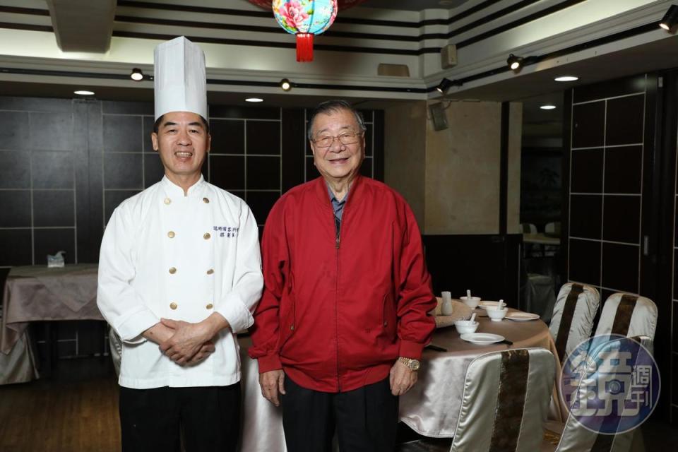 掌杓的主廚游朝雄（左），因為老闆羅世昌（右）想開一間客家餐廳而開始學做客家菜。