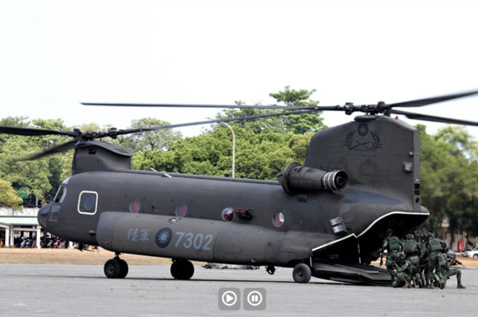 擔任陸航CH-47SD直升機駕駛的謝姓陸航飛官，傳出為1500萬美元擬駕直升機降山東艦。（直升機示意圖／青年日報提供）