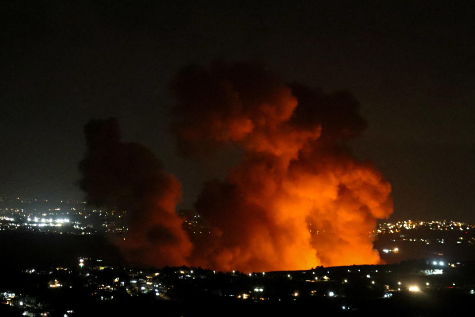 Vue aérienne d'une zone de frappe aérienne israélienne à la périphérie du village de Zawtar, dans le sud du Liban, dans la nuit du 21 au 22 septembre 2024.