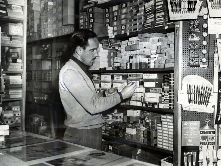 Una imagen de Eliseo Mouriño en su trabajo en una ferretería, para una producción de la época de LA NACION