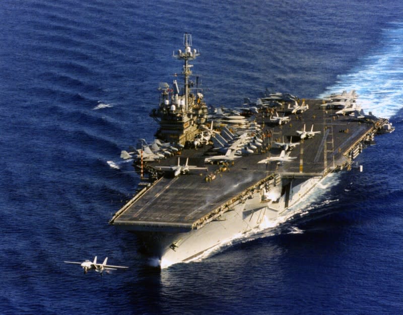 1996年台海飛彈危機時，部署在台灣東北方海域的美軍「獨立號」（USS Independence）航空母艦（維基百科，公有領域）