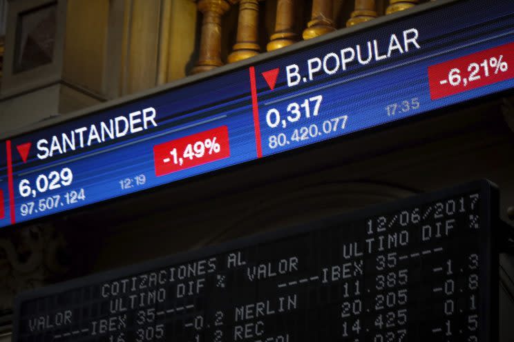 <em>Cotizaciones de Banco Santander y Banco Popular en la Bolsa de Madrid. Foto de EFE</em>