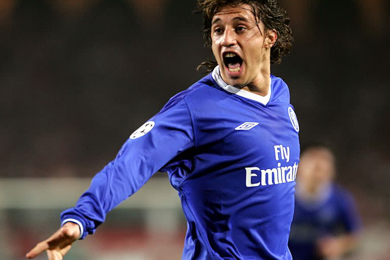 La estrella argentina del Chelsea, Hernán Crespo, celebra después de marcar un gol contra Mónaco, durante su semifinal de la Liga de Campeones, partido de fútbol de ida en el estadio Louis II en Mónaco, 20 de abril de 2004.