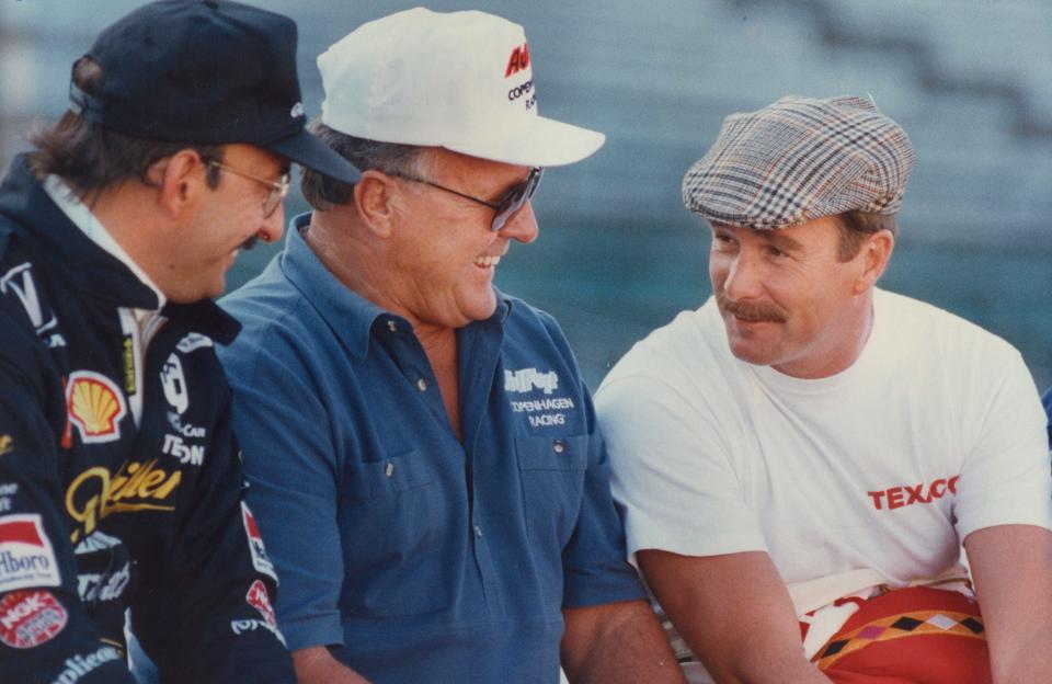 Above: Bobby Rahal, AJ Foyt and Nigel Mansell share a laugh. Main: Al Unser Jr. gets help from a crewman at the Indianapolis Motor Speedway in 2000. 
 Associated Press, indystar file, 
illustration by marc jenkins/
usa today network
Bobby Rahal, A J Foyt and Nigel Mansell share a laugh on pit wall.