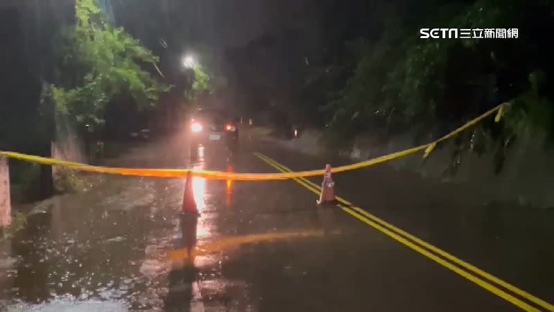 俊賢路連接大華一路的涵洞附近發生土石坍方，現場拉起封鎖線禁止雙向通行。