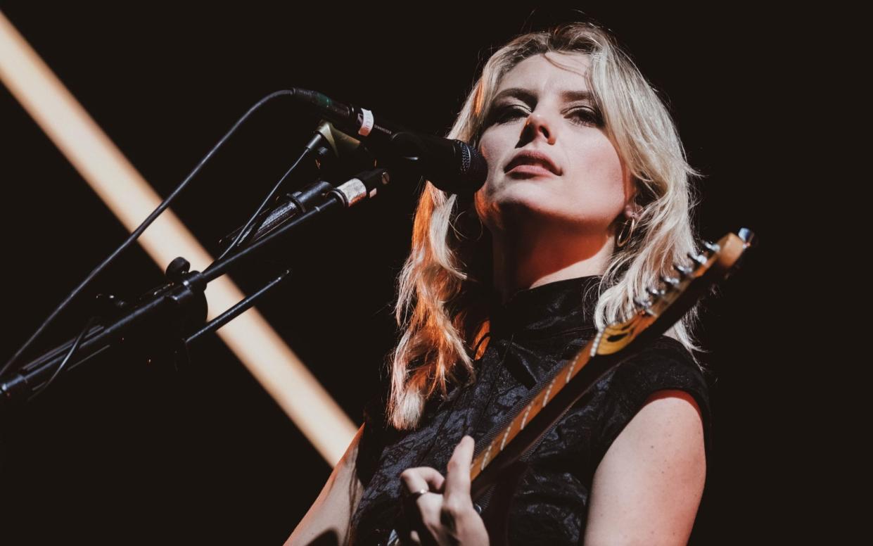 Among Britain's rock elite: Ellie Rowsell of Friday night headliners Wolf Alice - Thomas Jackson/Alamy Stock Photo