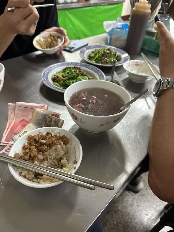 有網友特地從彰化南下朝聖必比登推薦的牛肉湯，沒想到卻吃了一肚子氣，上網抱怨。（圖／翻攝爆怨公社）