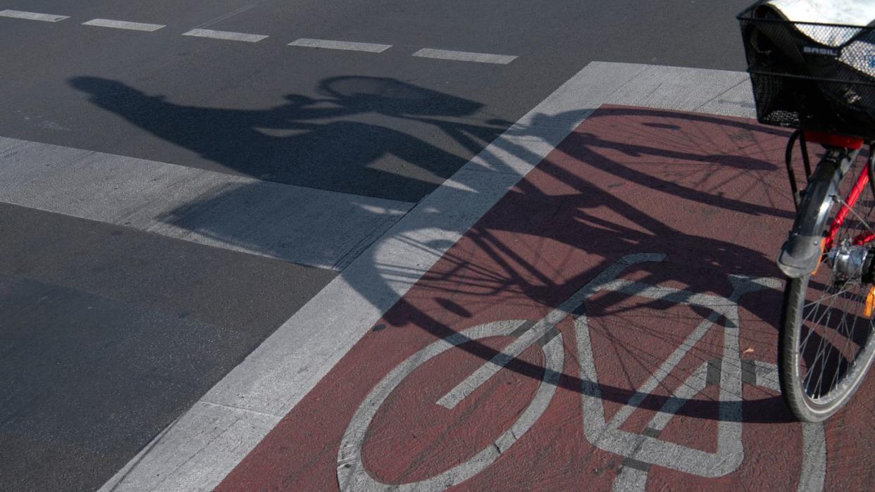 Ein Unfall im Straßenverkehr kann für Radfahrer sehr gefährlich werden. Ein Helm ist daher sinnvoll - eine Helmpflicht für Radler gibt es aber nicht.