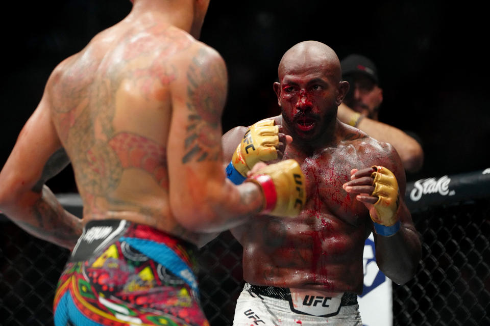 Oct. 5, 2024; Salt Lake City, Utah, USA; Alex Pereira (red gloves) fights Khalil Rountree Jr. (blue gloves) in a light heavyweight title bout during UFC 307 at Delta Center. Mandatory attribution: Stephen R. Sylvanie-Imagn Images