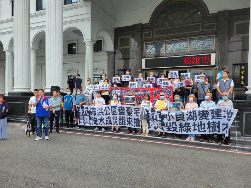 ▲高市府規劃把捷運黃線Y3站體及聯開宅建在小貝湖的滯洪公園旁，引發5、60位鳳山區文德里住戶與三民區周邊民眾不滿，前往議會拉白布條抗議。(記者王苡蘋攝)