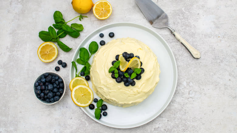 lemon layer cake and cake slicer