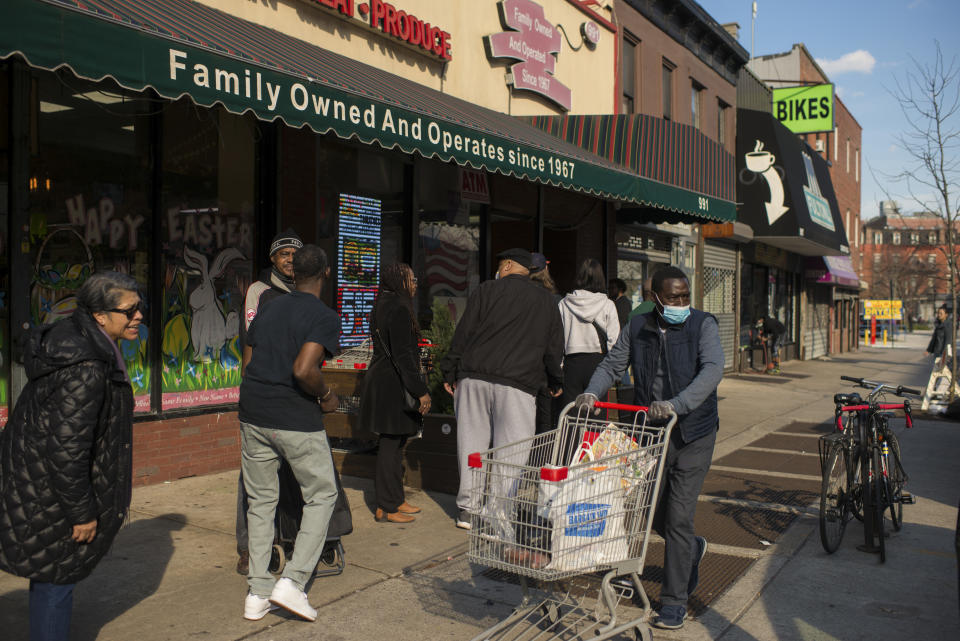 Una fila para entrar a un Costco en Manhattan, el 13 de marzo de 2020. (Gabriela Bhaskar/The New York Times)