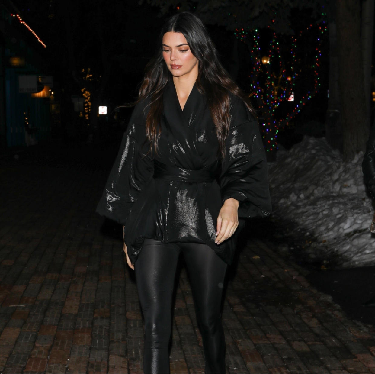  Kendall Jenner in a black puffer coat and leggings in Aspen. 