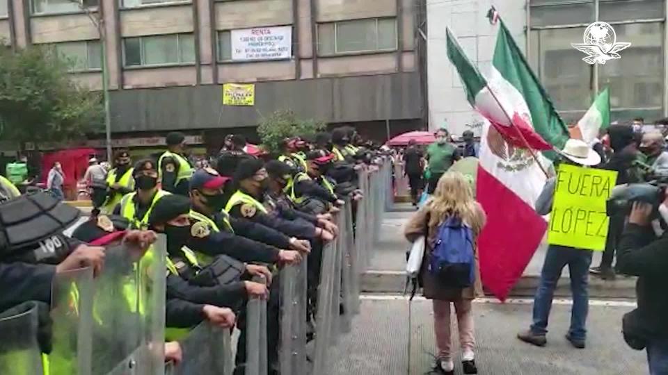 Marchan contra AMLO e instalan campamentos en Avenida Juárez