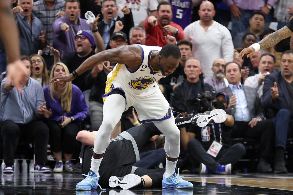 Draymond Green（站立者）與Domantas Sabonis（倒地者）在場上發生一些「糾結」。（Photo by Ezra Shaw/Getty Images）