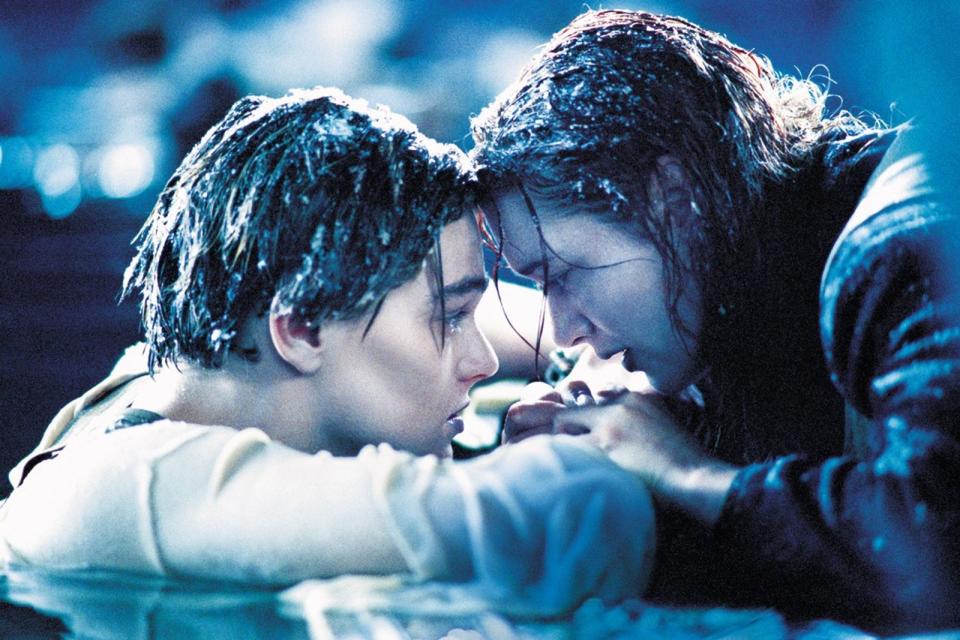 Diese blauen Lippen schrieben Filmgeschichte: Jack (Leonardo DiCaprio) und Rose (Kate Winslet) kämpfen nach dem Untergang der "Titanic" im eiskalten Atlantik ums Überleben. (Bild: Twentieth Century Fox)