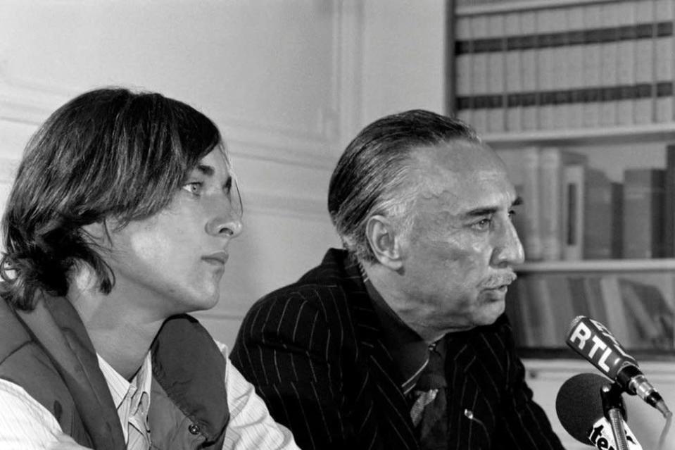 El escritor francés Romain Gary (derecha), exmarido de Jean Seberg, y el hijo de ambos, Alexandre Diego Gary, dando una rueda de prensa en París el 10 de septiembre de 1979, dos días después de que encontraran sin vida a la actriz.