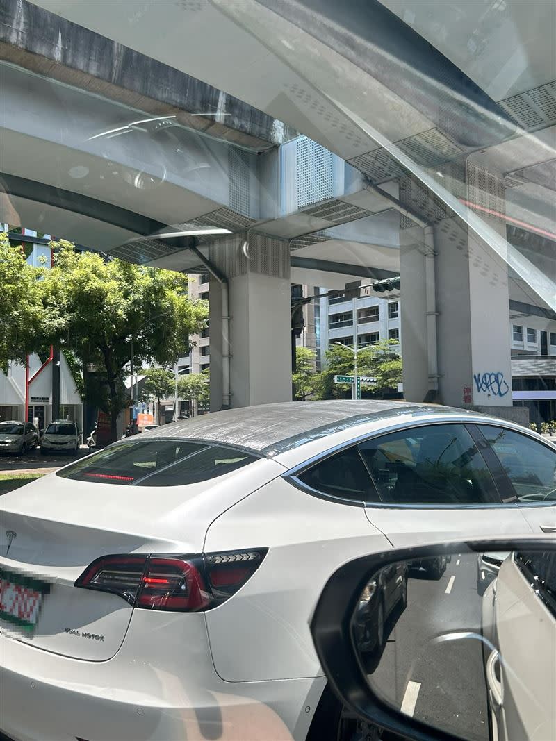 特斯拉車主在車頂貼上一片錫箔隔熱墊防曬。（圖／翻攝自TESLA Taiwan Model 3/Y 特斯拉台灣車主群臉書）