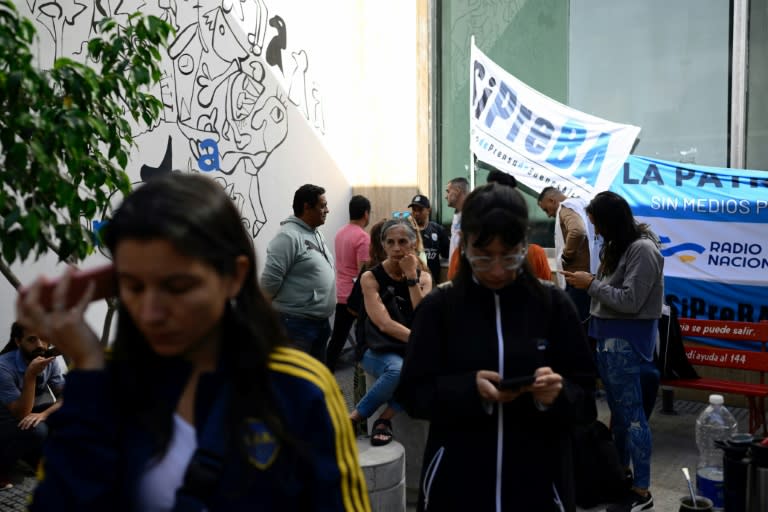 Periodistas de la agencia estatal de noticias Télam se concentran en la sede de Buenos Aires, custodiada por la Policía Federal de Argentina, el 4 de marzo de 2024 (Luis Robayo)