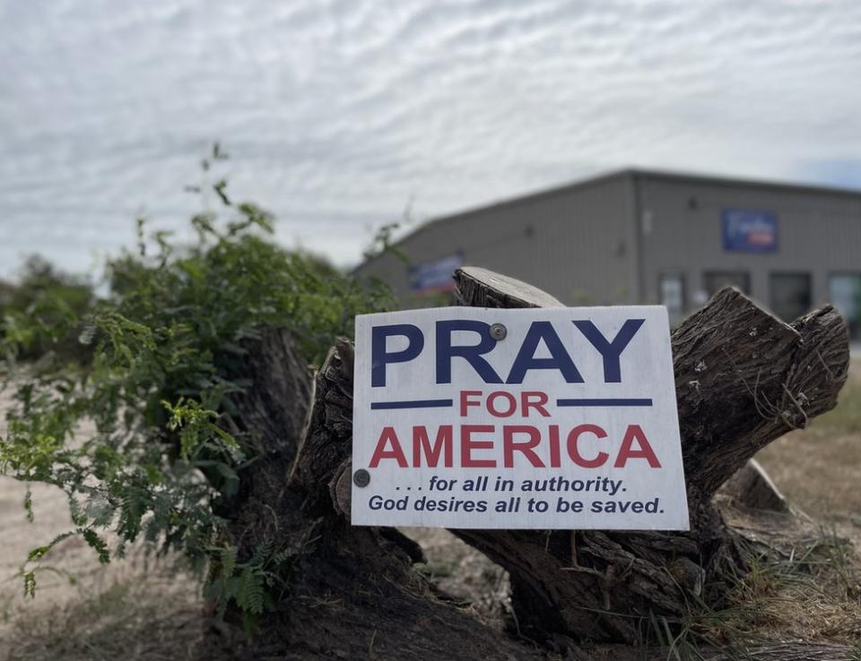 Cartel de Pray for America afuera de la iglesia City Church de Harlingen.