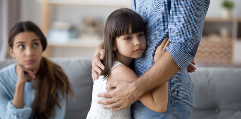 Wenn Kinder mit Eltern mit Depressionen aufwachsen, kann es zu einer Rollenumkehr kommen. - Copyright: fizkes / Shutterstock